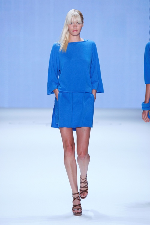 Blau (Kleid) ist eine der Modefarben auch bei Allude at MBFWB_SS2011_087