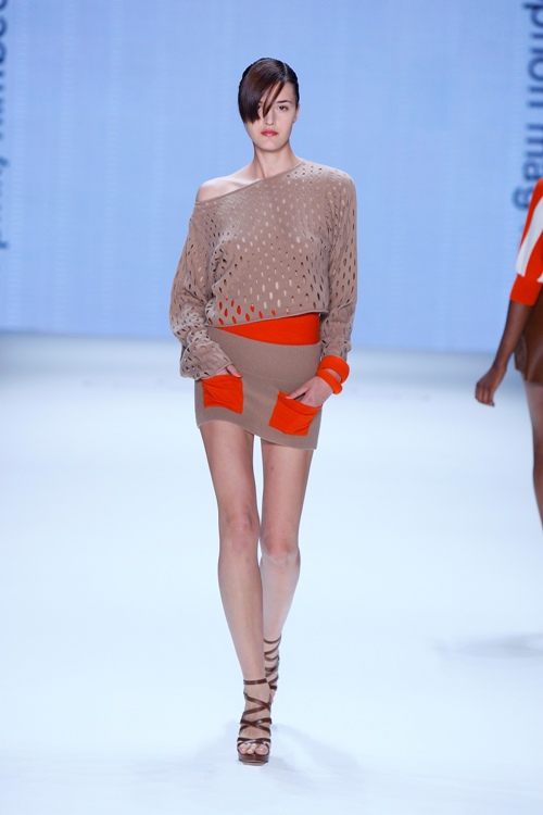 Mode-Trend Allude mixt Farben und Material MBFWB_SS2011_218