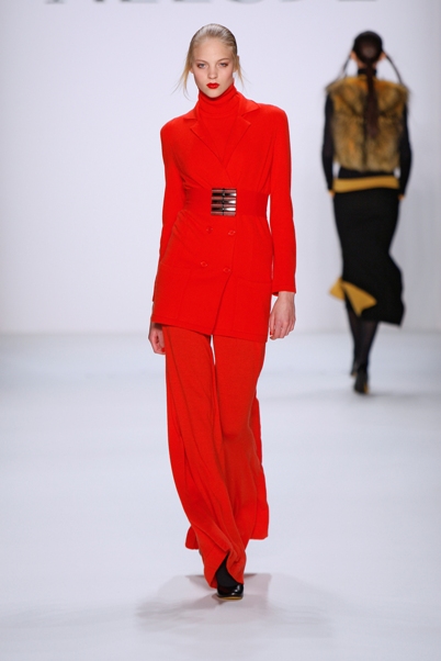 Modefarbe Rot bei Allude - Mercedes Benz Fashion Week - AW2011_040