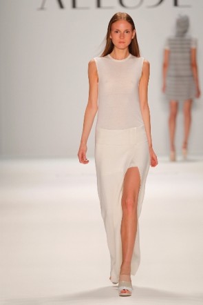 langes Kleid von Allude auf der Fashion Week Berlin Juli 2011