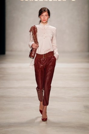 Dotothee Schumacher - rote Hose mit weißer Bluse - Fashion Week Berlin 2012